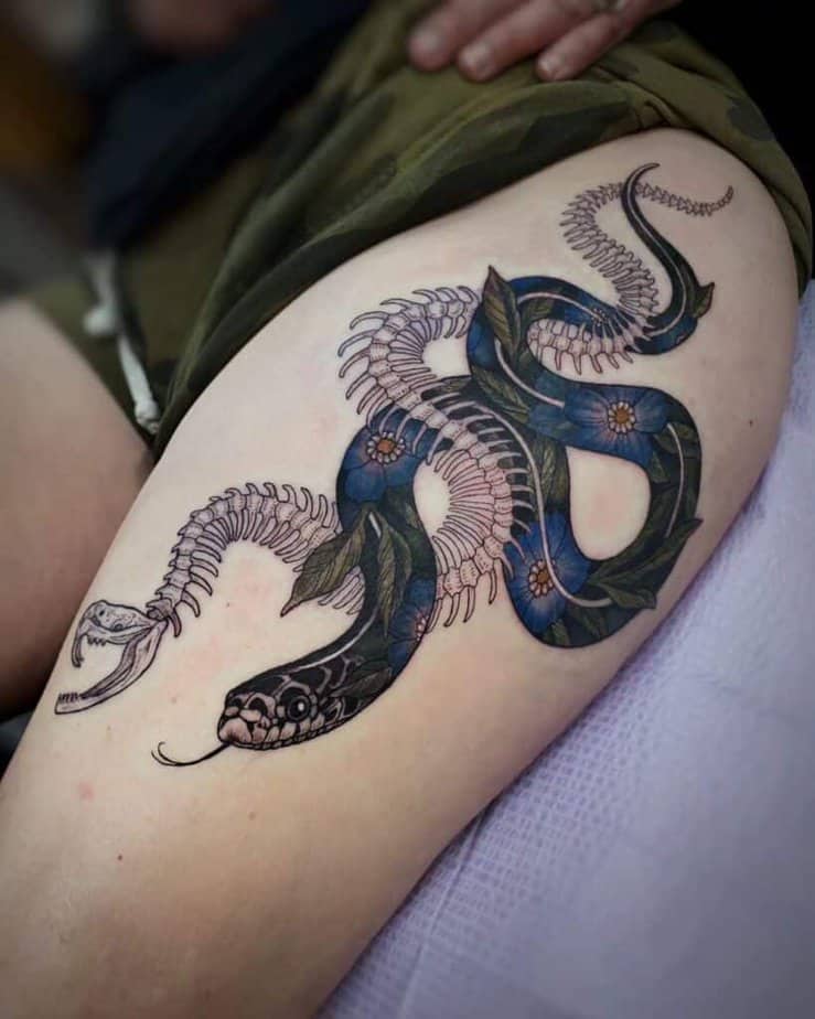 Schlangenskelett-Tattoo mit Blumen