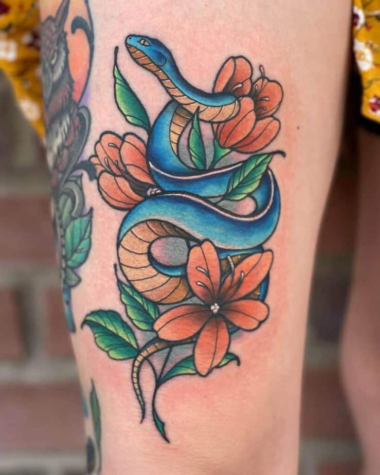 Bunte Schlange und Blumen Tattoo