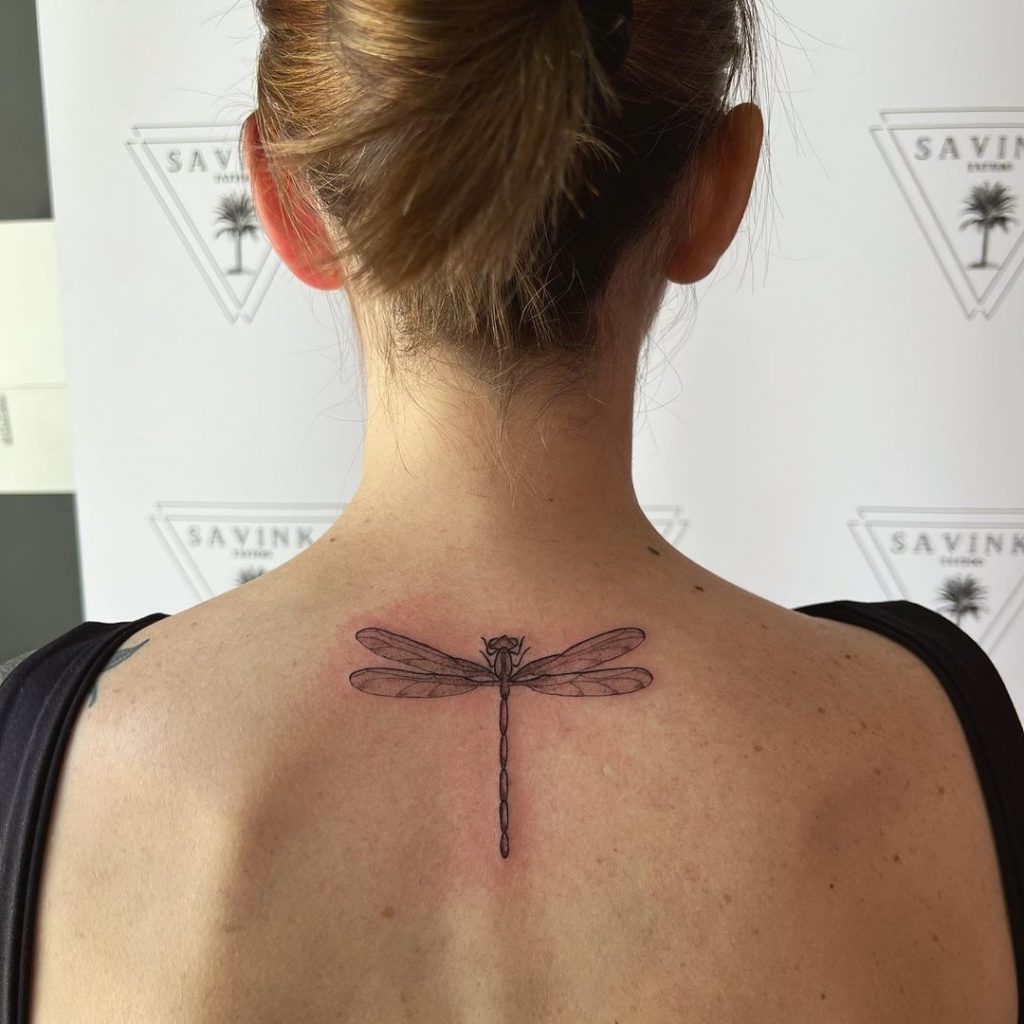 Eine Tätowierung mit einer Libelle auf dem Rücken