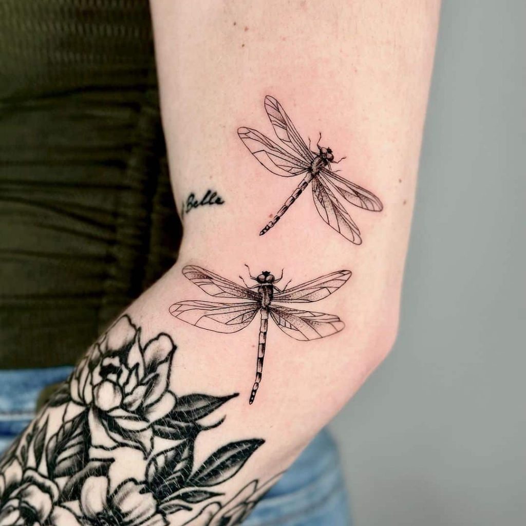 Eine Tätowierung von zwei Libellen auf dem Arm