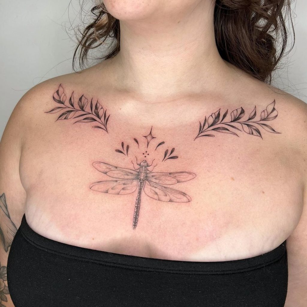 Eine detaillierte Libellen-Tätowierung auf der Brust