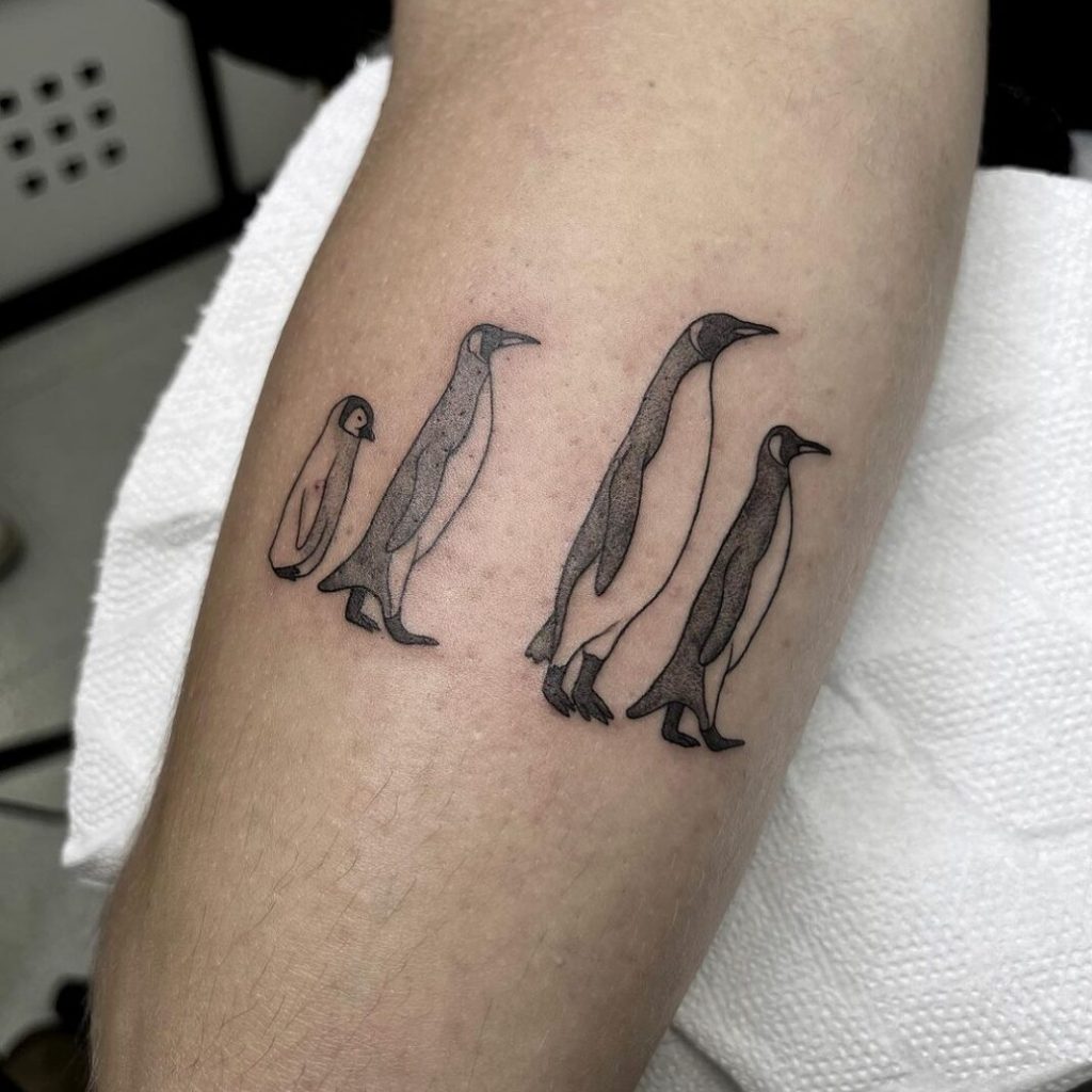 Einfache schwarze und graue Pinguin-Tattoos