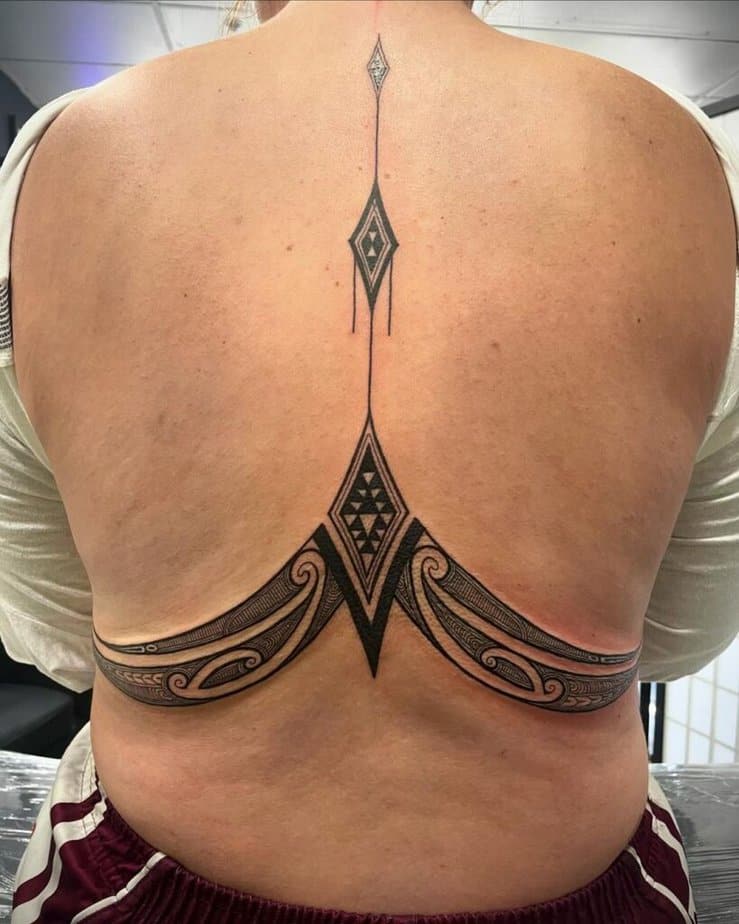 13. Schönes symmetrisches Maori-Tattoo auf dem unteren Rücken