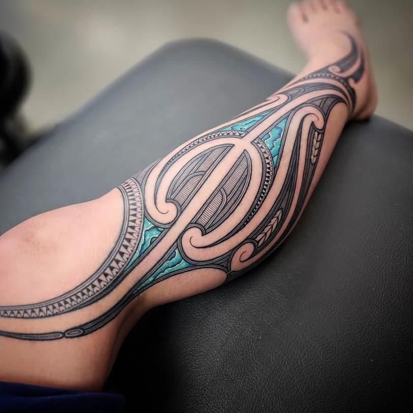 5. Ein Maori-Tattoo mit einem Spritzer Farbe