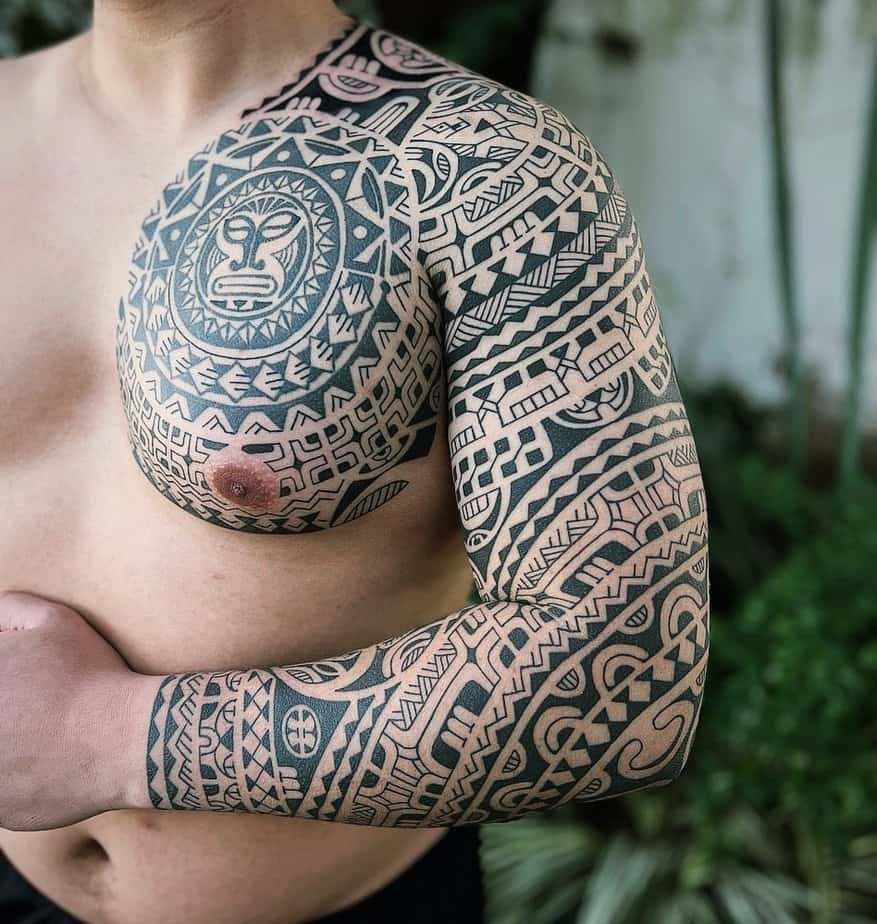 7. Ein Maori-Tattoo auf der Brust, das man mit Stolz trägt