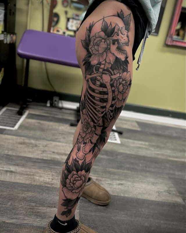 Faszinierendes Skelett-Bein-Tattoo
