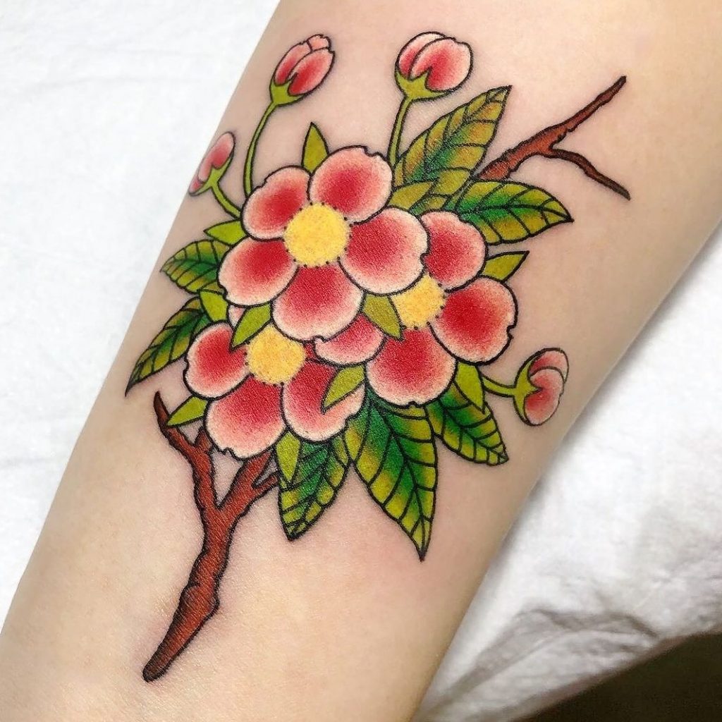Kirschblüten-Tattoo im traditionellen Stil