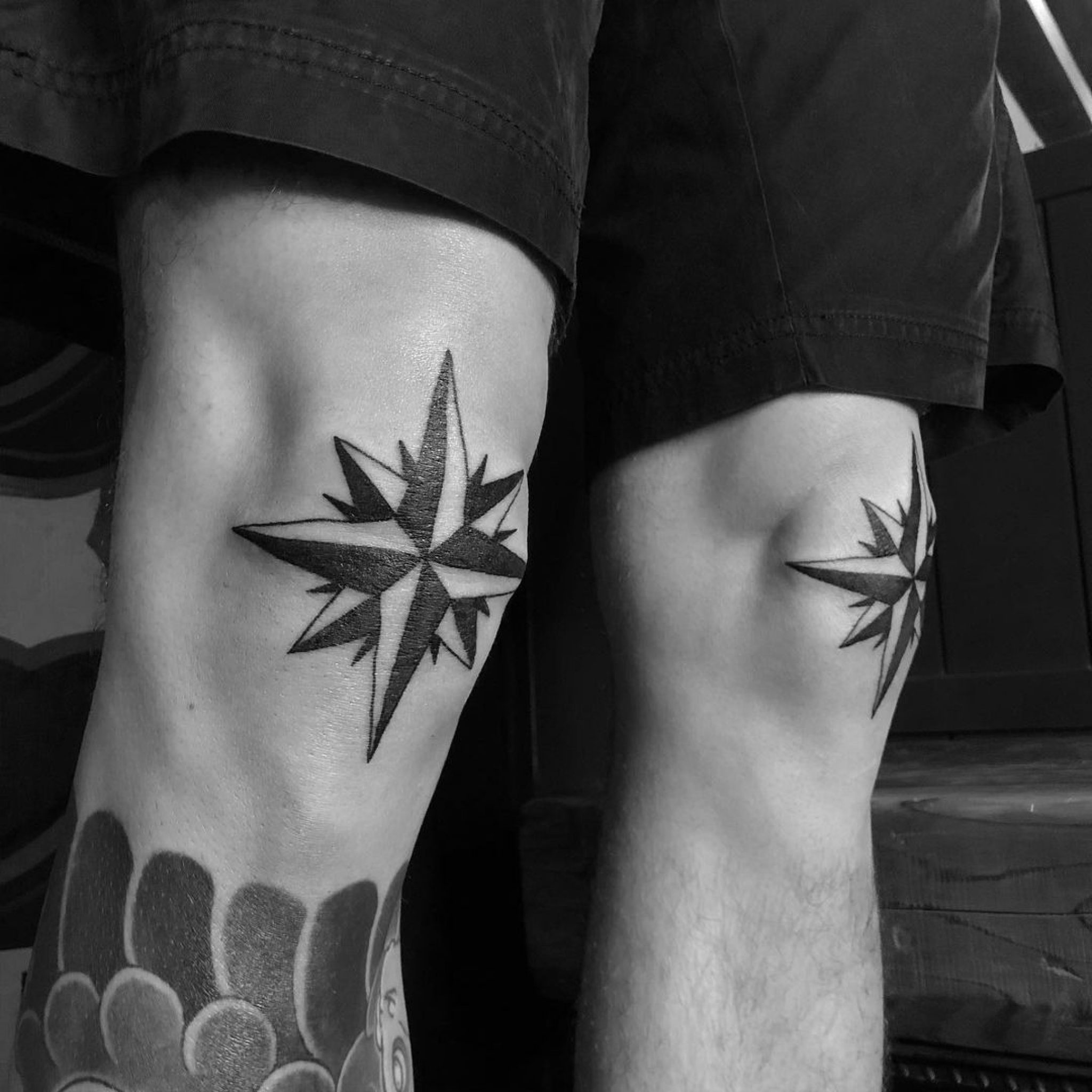 Sterne Auf Knie Tattoo