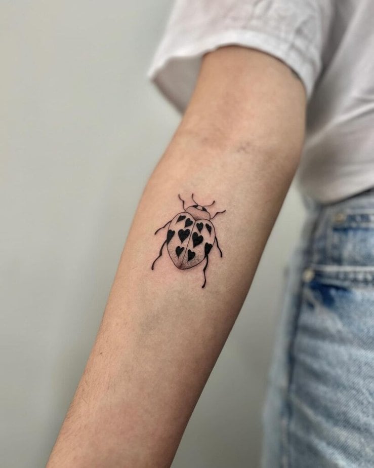 2. Ein Marienkäfer-Tattoo mit Herzen 