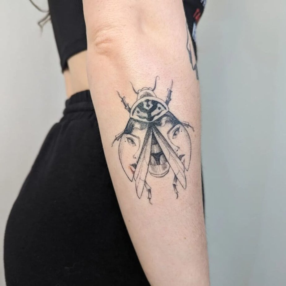 12. Abstraktes Tattoo eines zweigesichtigen Marienkäfers 