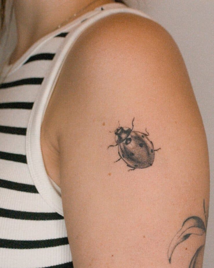 3. Ein Marienkäfer-Tattoo auf dem Oberarm