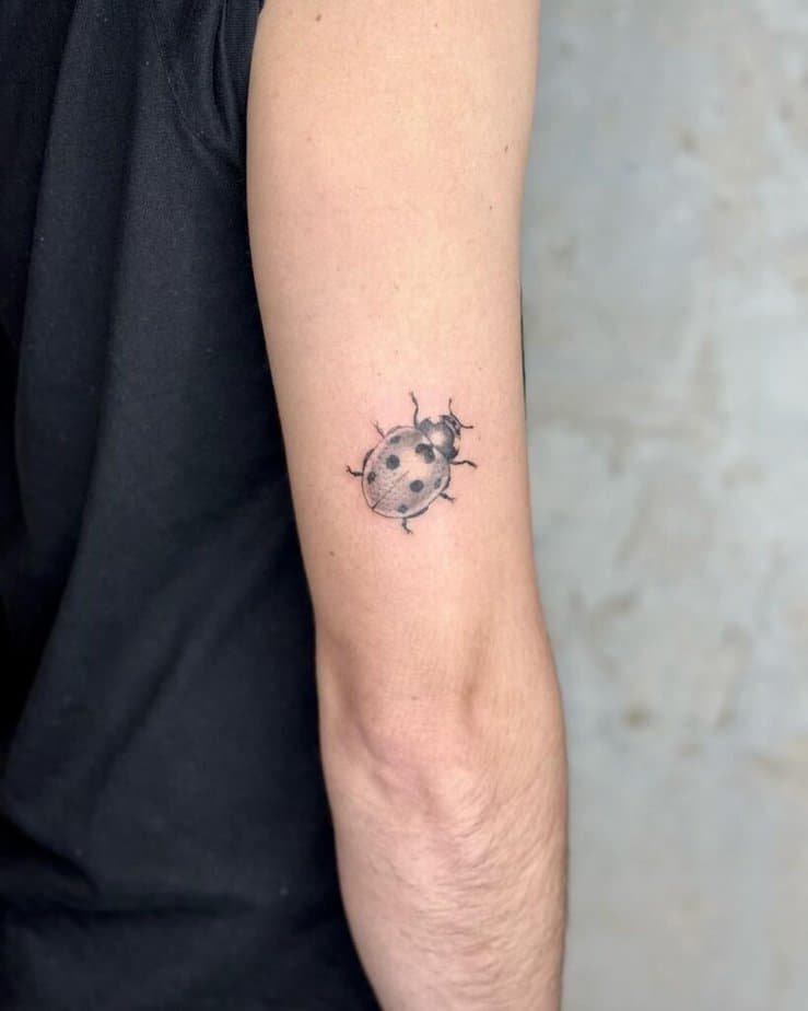 24. Ein Marienkäfer-Tattoo auf der Rückseite des Arms