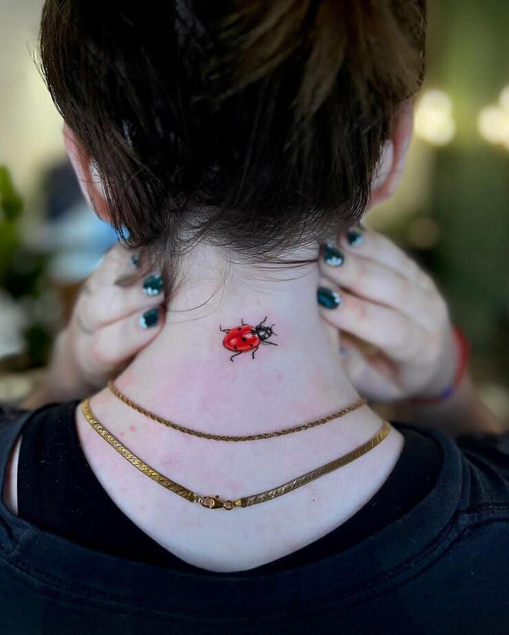 7. Ein Marienkäfer-Tattoo im Nacken 
