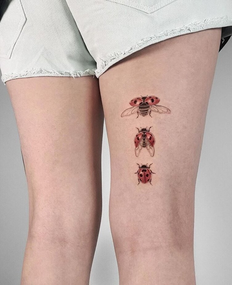 9. Ein Marienkäfer-Tattoo auf der Rückseite des Beins