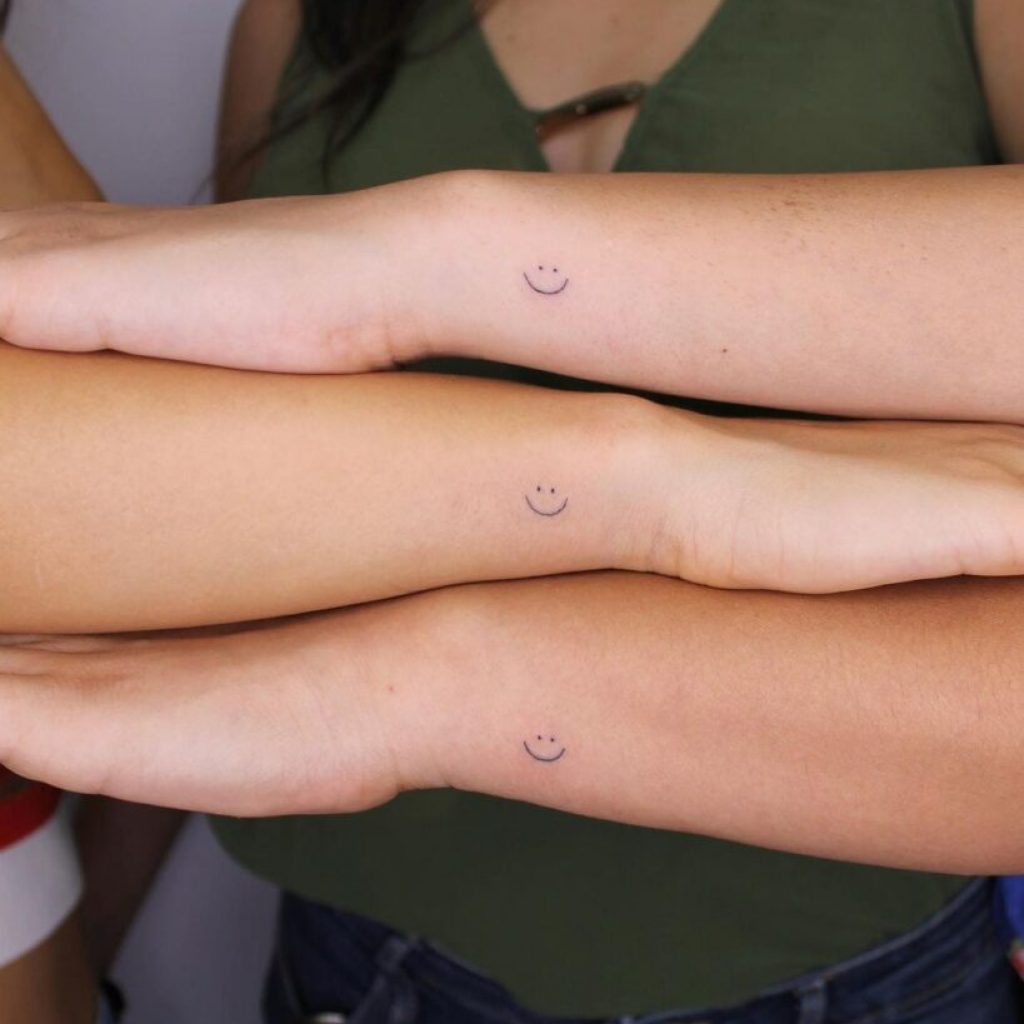 Passende Smiley-Tattoos für das Handgelenk
