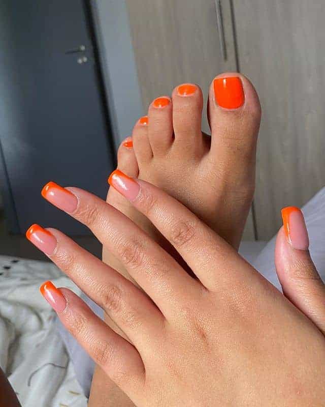 Passende orangefarbene Sommernägel