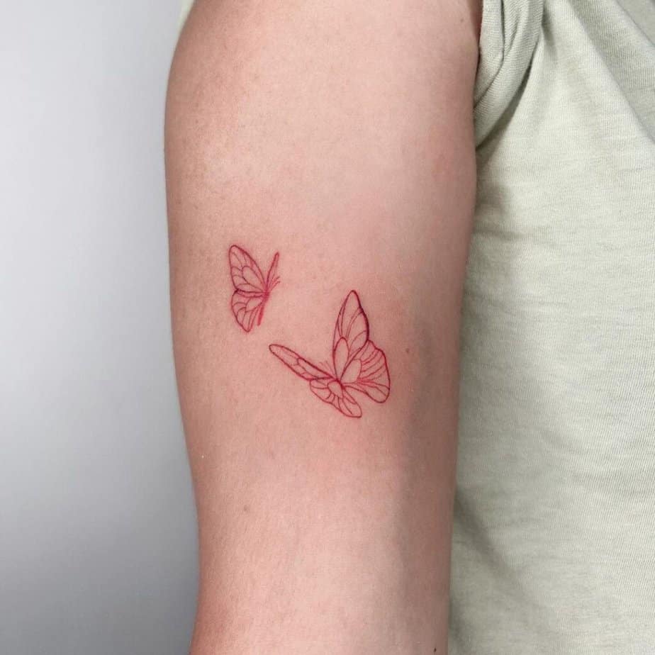 15. Eine kleine und einfache Schmetterlings-Tätowierung auf dem Oberarm