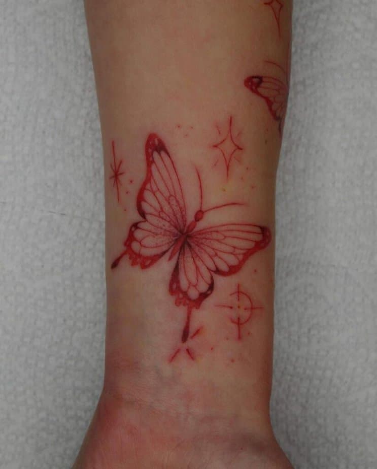 16. Ein roter Schmetterling Hand Tattoo 