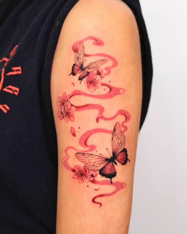 23. Ein roter Schmetterling Tattoo mit Rauch und Sakura 