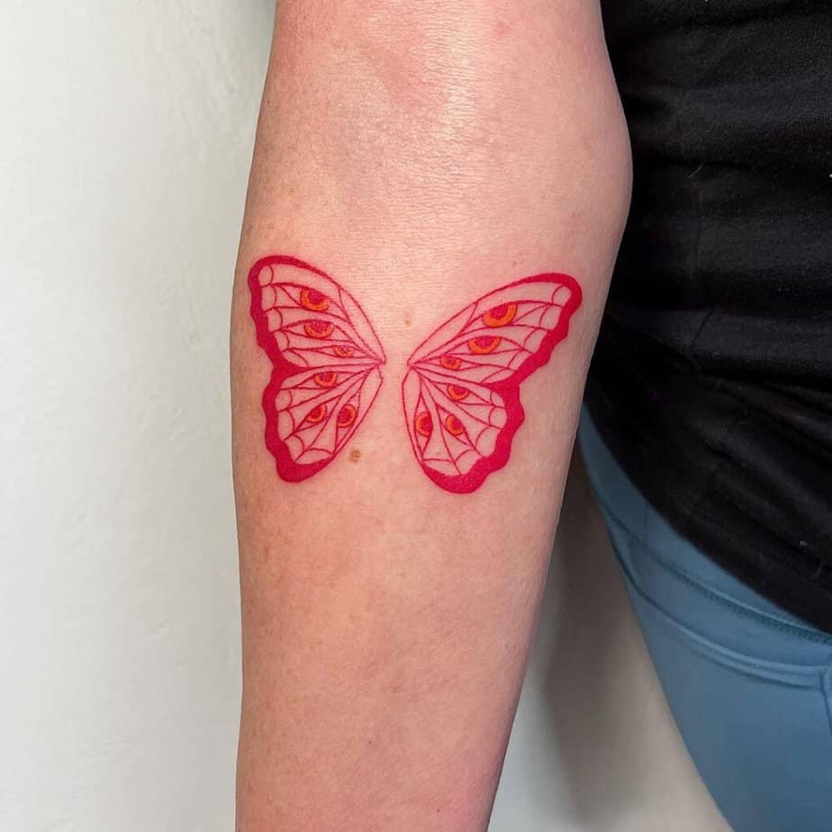 4. Ein Flash-Tattoo eines roten Schmetterlings mit Augen 
