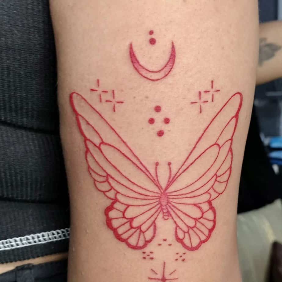 8. Ein roter Schmetterling Tattoo mit Punkten und Ornamenten 