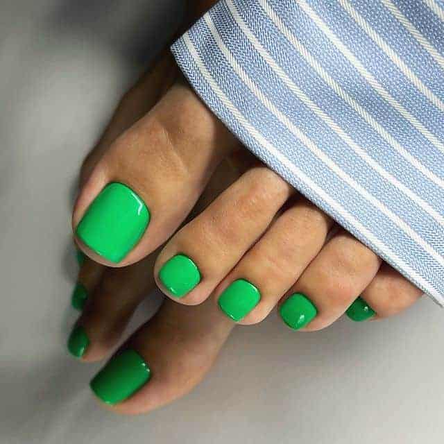 Schöne grüne Fußnägel