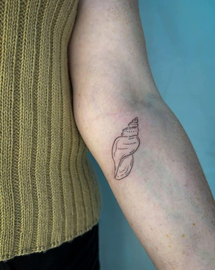 6. Ein handgestochenes Muschel-Tattoo