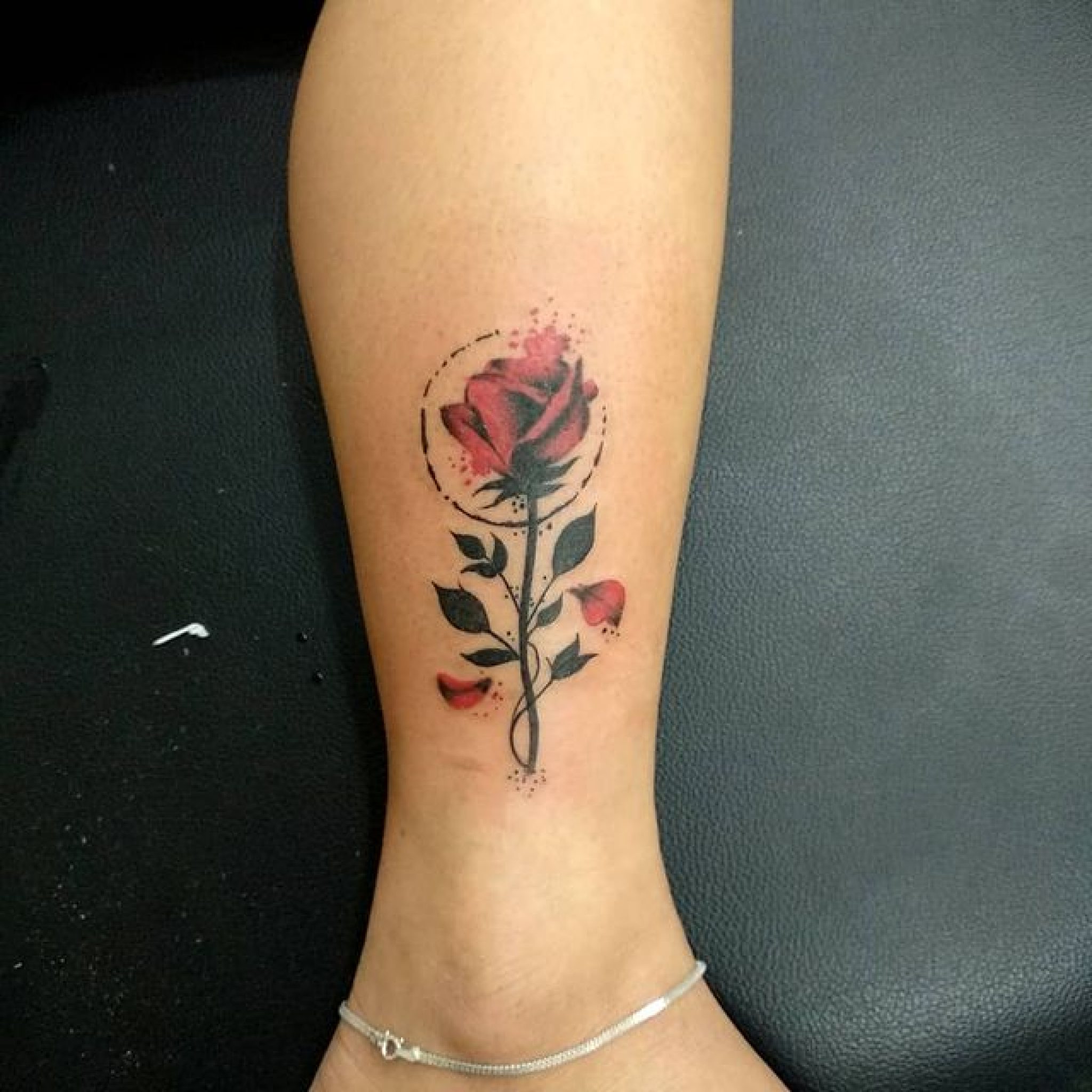 Rosen Tattoo Bein Frau