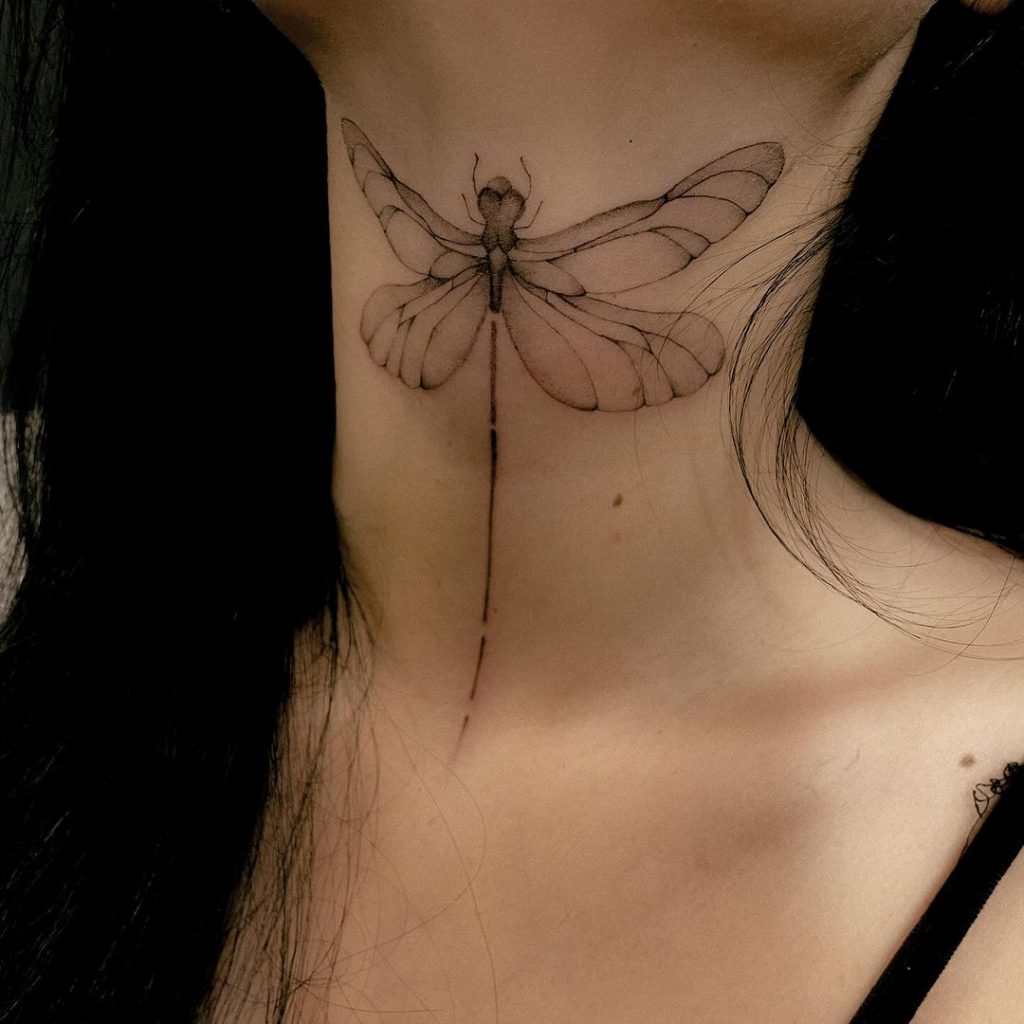 Tätowierung einer Libelle am Hals