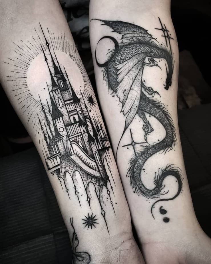 Verzaubertes Tattoo aus schwarzen und grauen Motiven