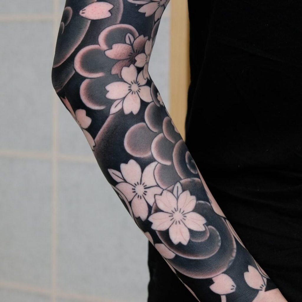 Vollärmelige Kirschblüten-Tattoos

