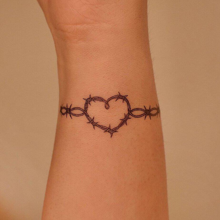 14. Ein Herz-Tattoo aus Stacheldraht 