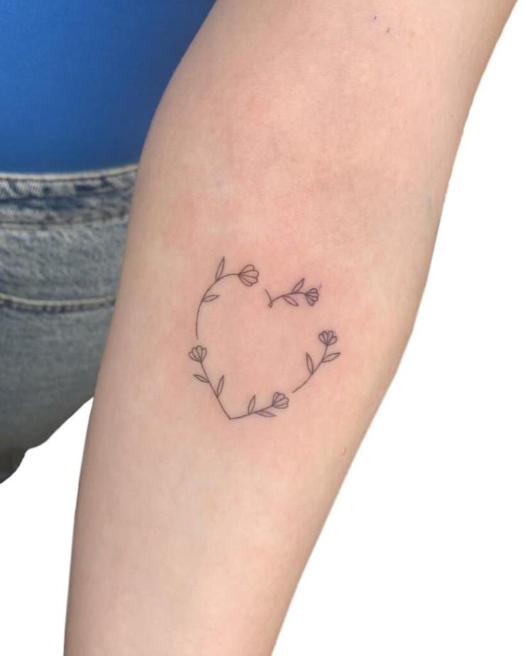 15. Ein Blumenherz-Tattoo 