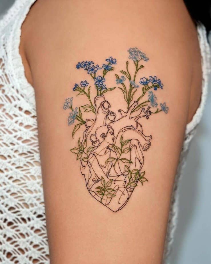 4. Ein kompliziertes Herz-Tattoo mit Blumen 