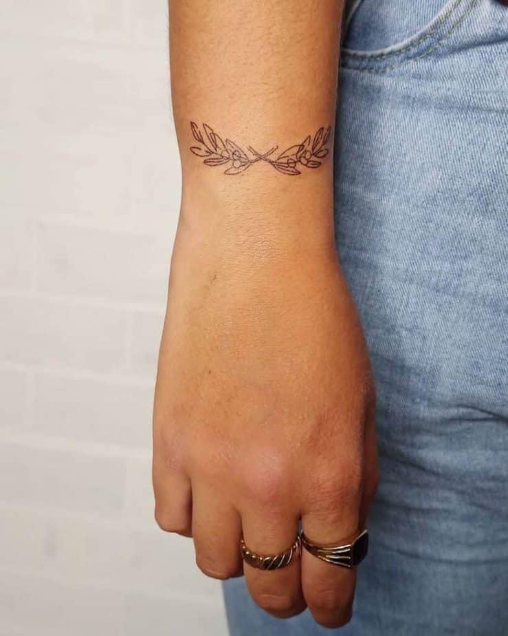 5. Ein Olivenzweig-Tattoo auf dem Handgelenk 