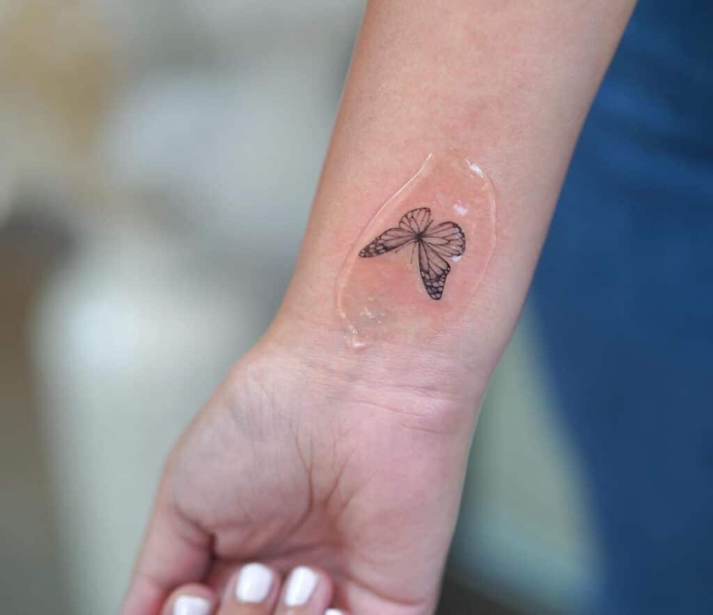 8. Ein Schmetterlings-Tattoo auf dem Handgelenk 