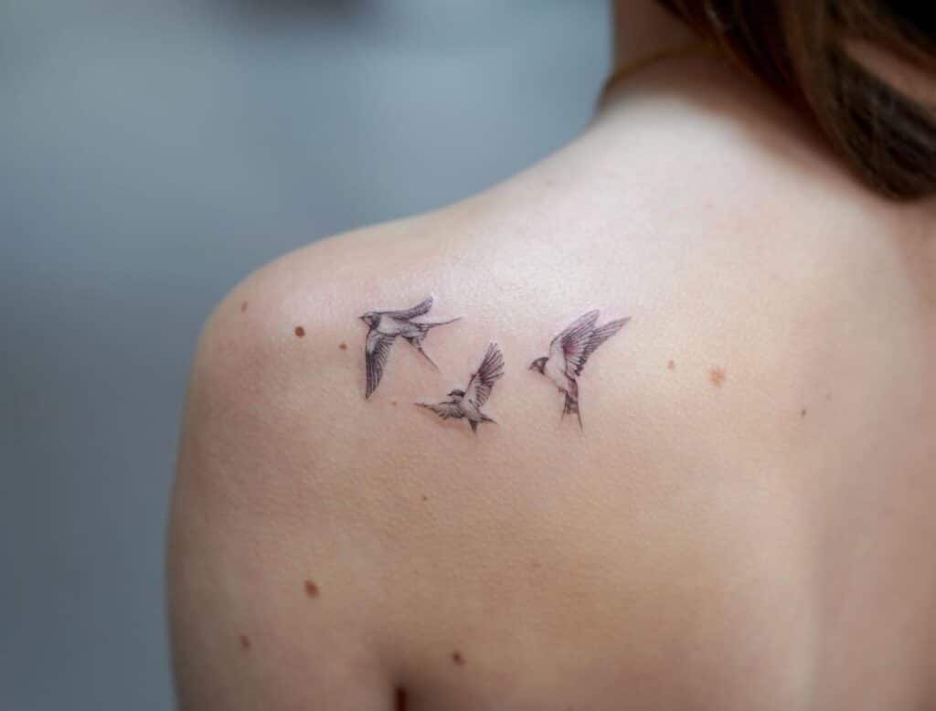9. Ein Vogel-Tattoo auf dem Rücken 