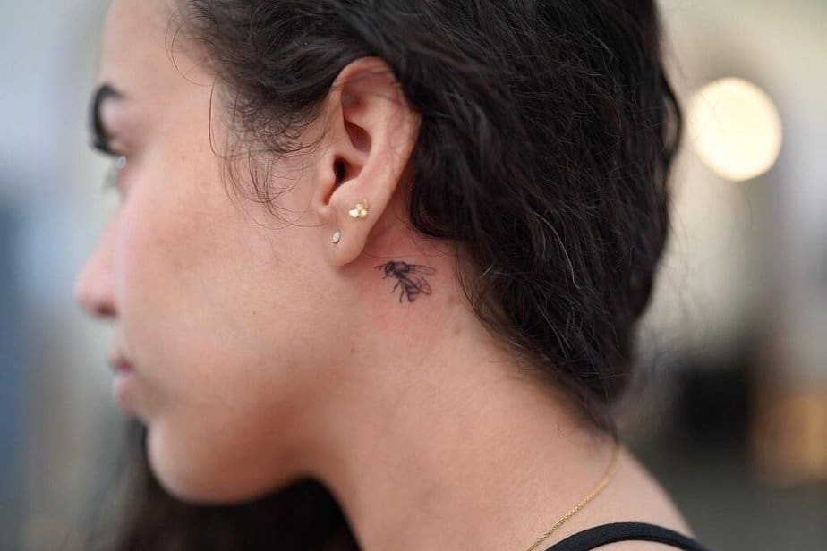 10. Ein Bienen-Tattoo hinter dem Ohr 