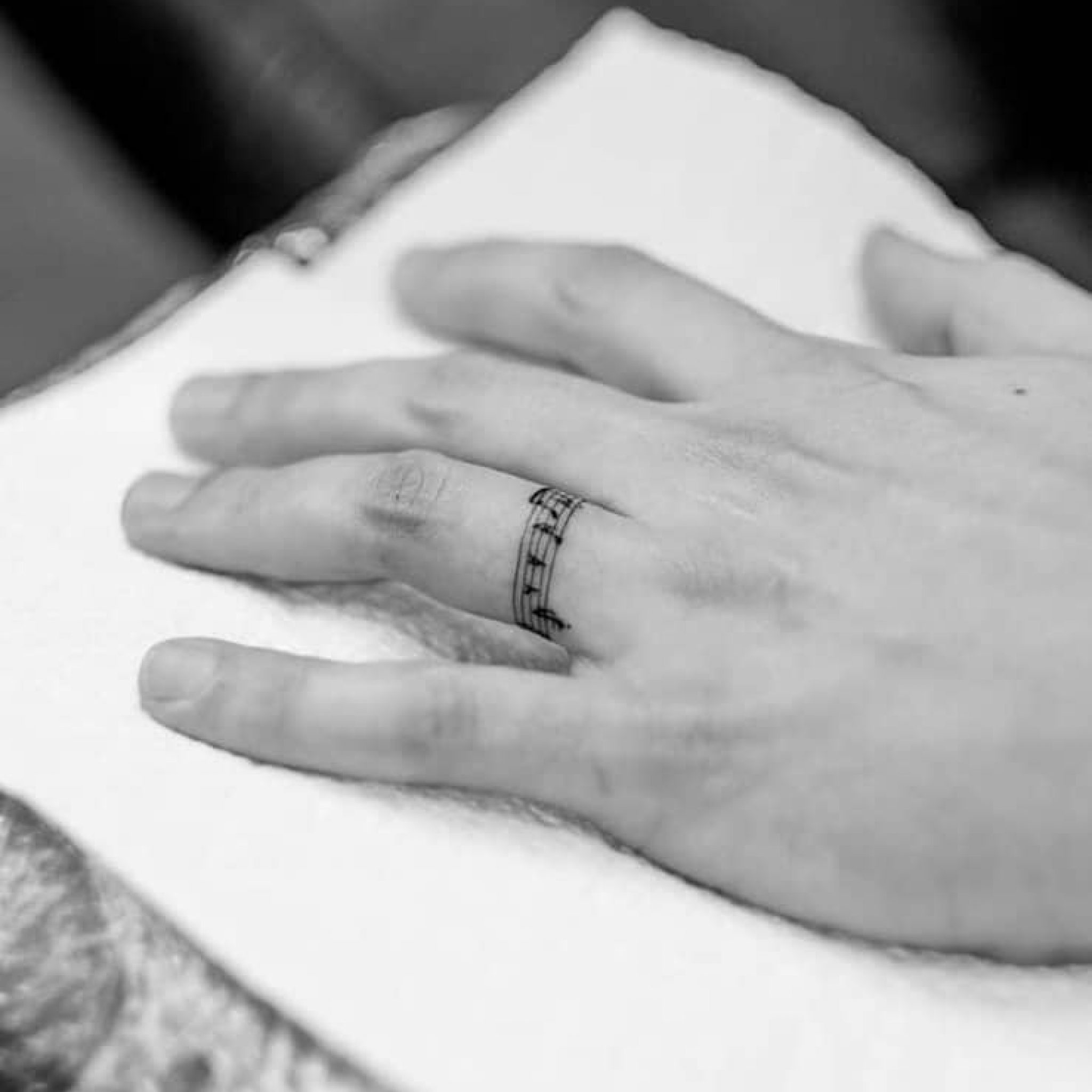 Trägt Man Als Witwer Noch Den Ehering 22 Verführerische Ehering-Tattoos zur Verewigung Ihrer Liebe