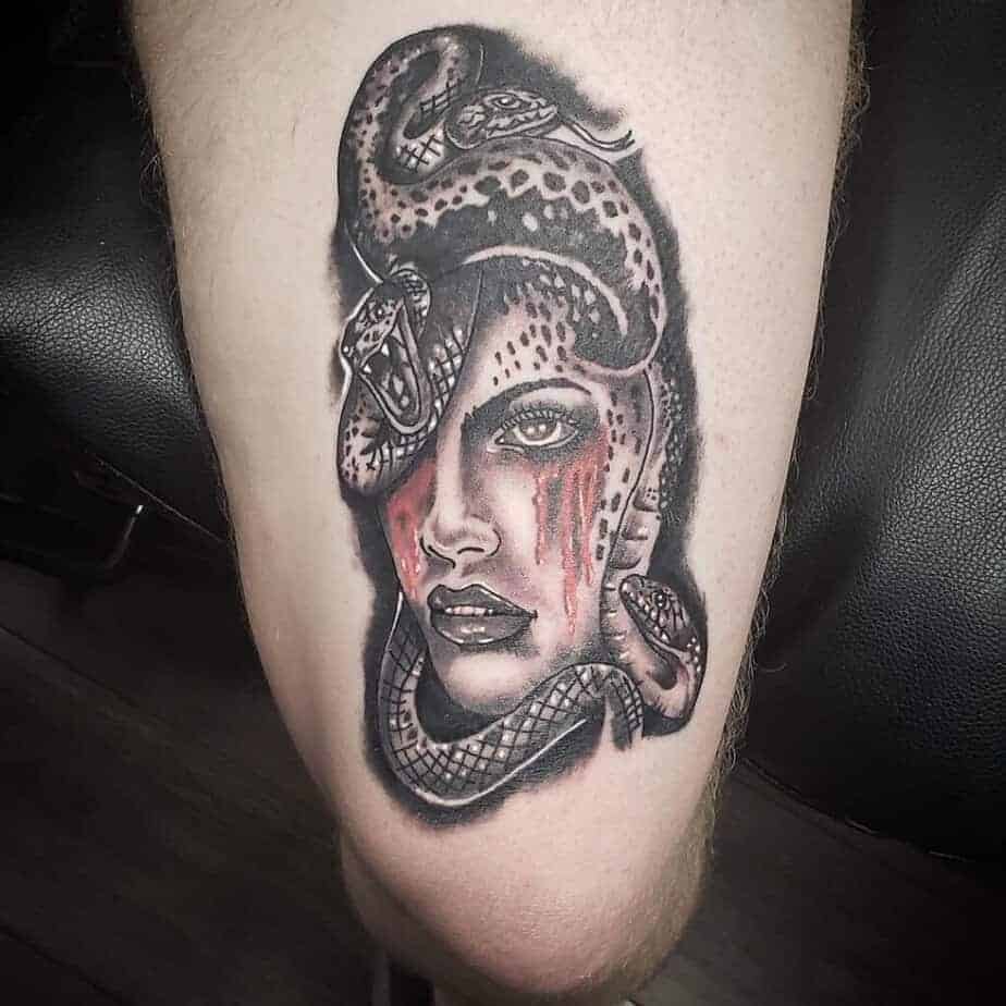 6. Dieses Medusa-Tattoo wird jeden, der dich ansieht, in Stein verwandeln