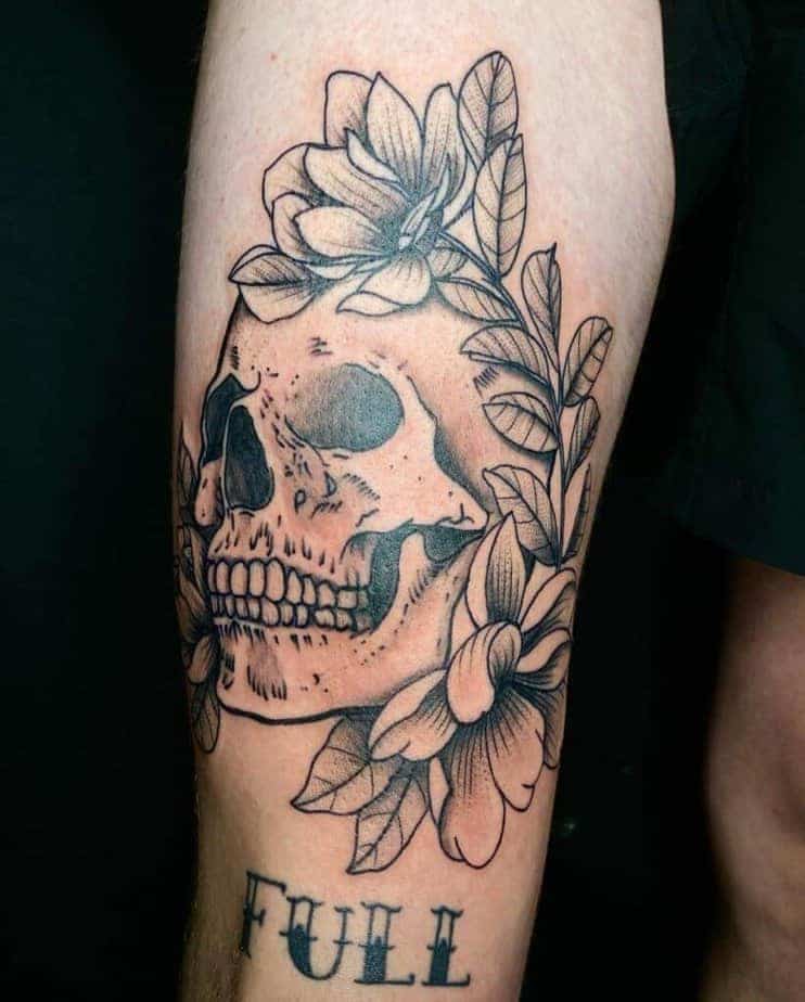 7. Ein atemberaubendes Totenkopf & Text Oberschenkeltattoo für Männer