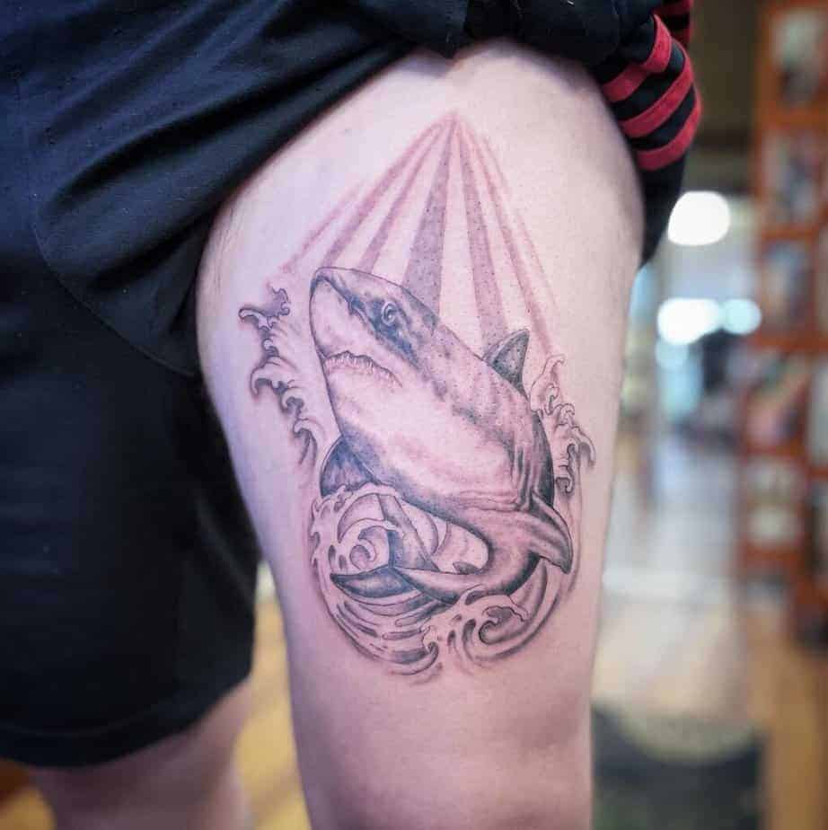 16. Atemberaubendes Hai Oberschenkel-Tattoo für Männer