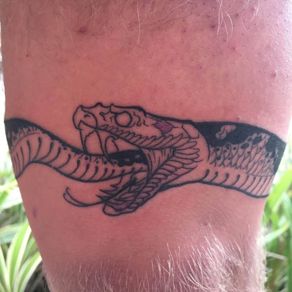 3. Unglaublich sauberes Ouroboros-Oberschenkel-Tattoo für Männer