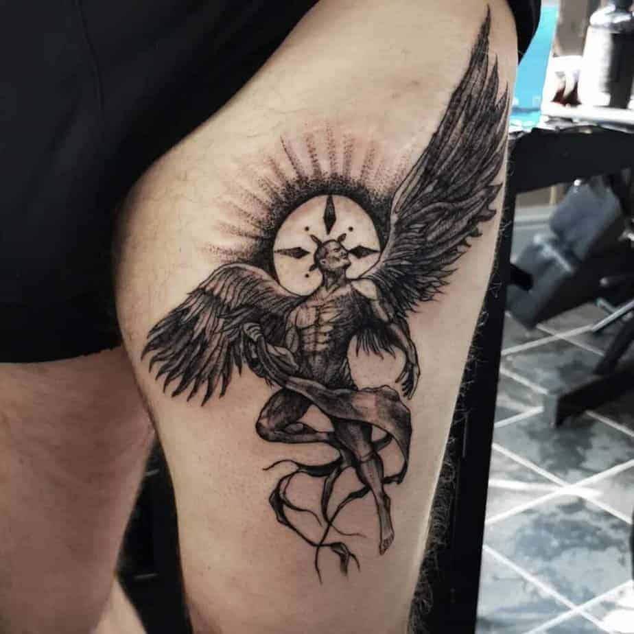 1. Feinliniges Oberschenkeltattoo für Männer mit gefallenem Engel