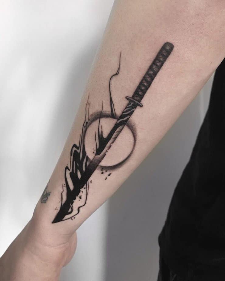 9. Abstraktes Katana-Tattoo auf der Seitenwaffe