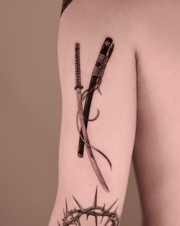12. Ein schönes schwarz-graues Katana-Tattoo