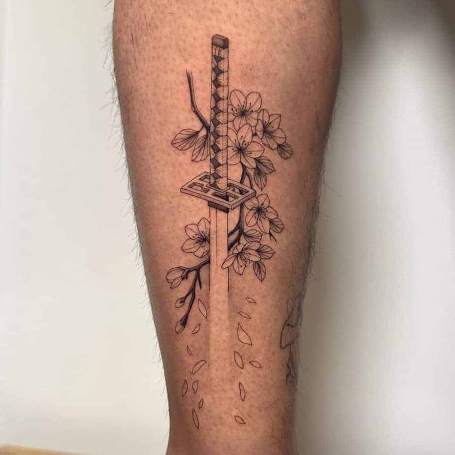 15. Wunderschönes Tattoo mit Katana und Blüten