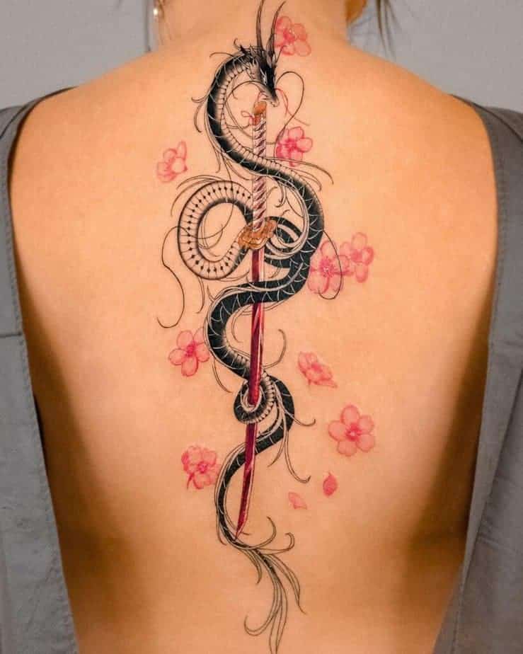 18. Auffälliges Katana-Tattoo auf dem Rücken für Frauen