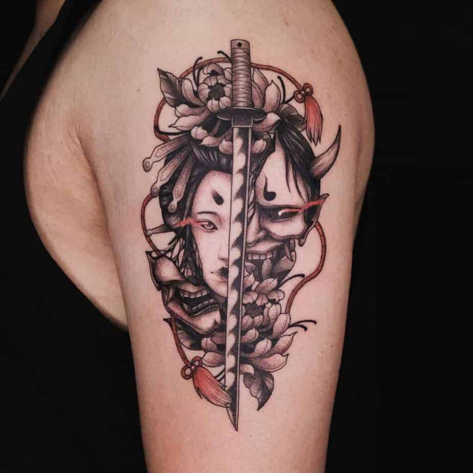 4. Umwerfendes Katana-Tattoo am Oberarm