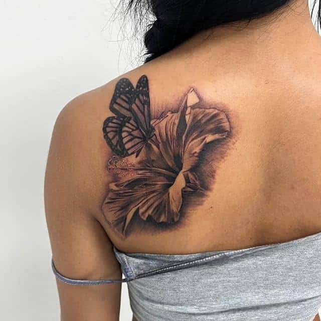 18. Schmetterling und ein Hibiskus-Tattoo